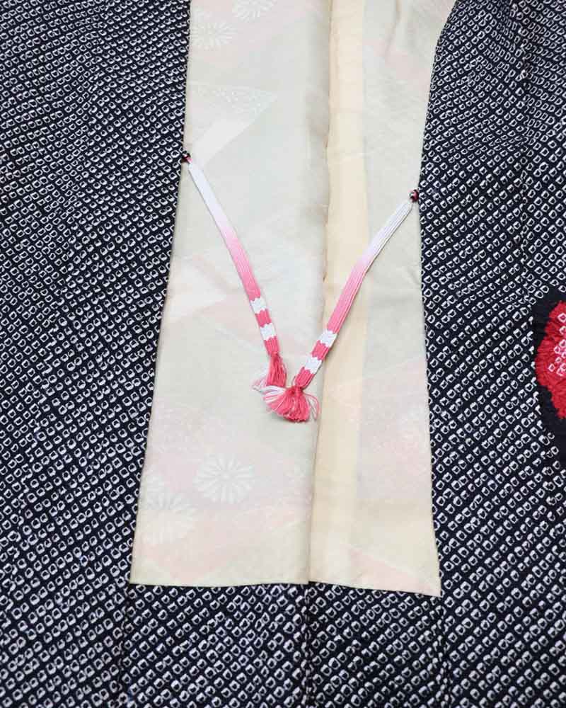 A photo of the lining of the inside of the kimono and pattern.
