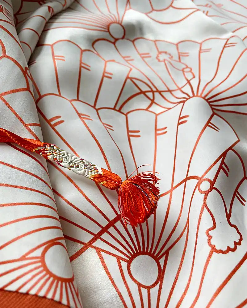 Details of the folding fan lining.