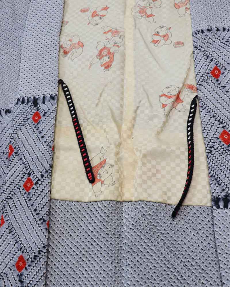 A close up photo of the kimono’s pattern and lining.