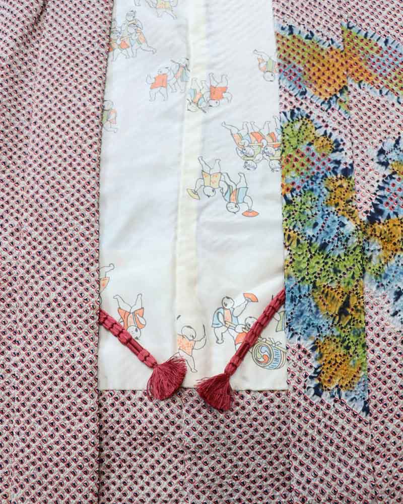 A close up photo of the kimono’s pattern and lining.