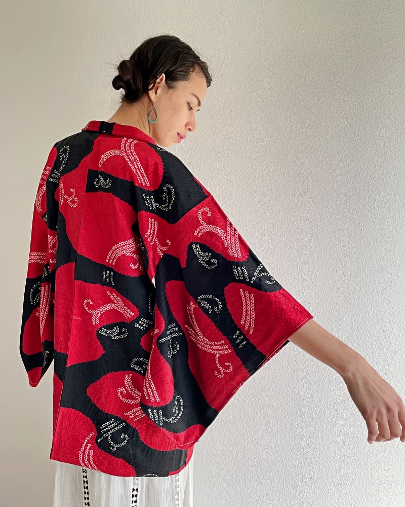 Haori Kimono Jacket of the KIMONO ZEN brand in shades of black and red, back view of a woman wearing a Kimono Jacket, upper body