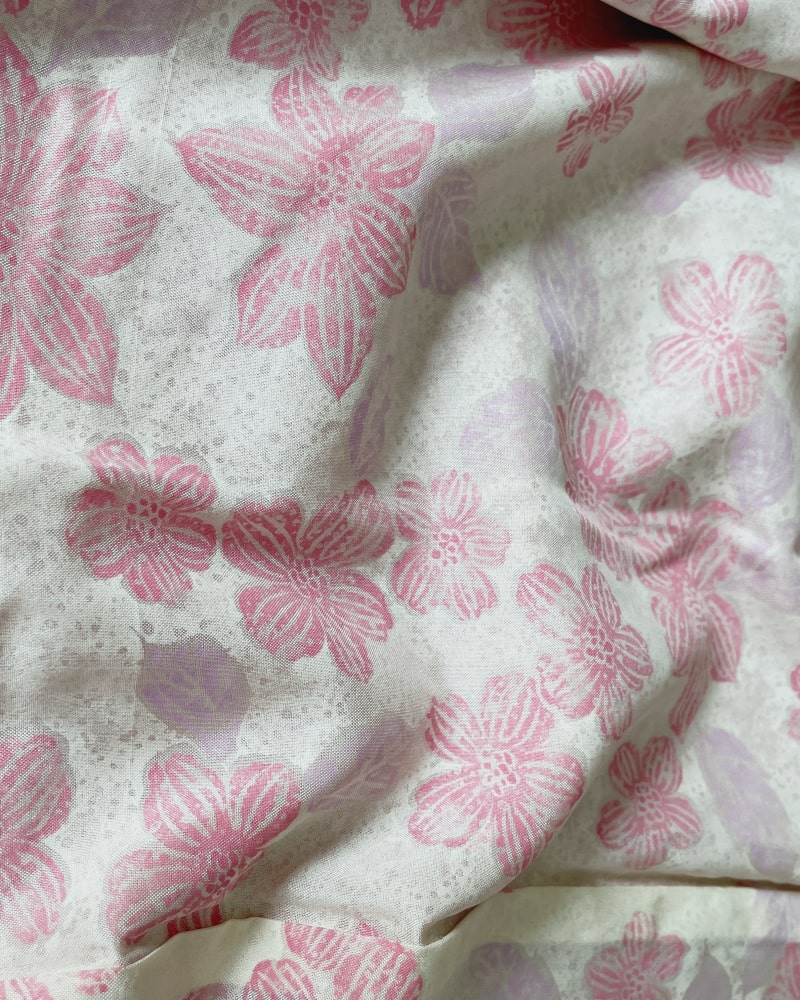 This is a product called Bamboo Leaves Shibori Haori Kimono Jacket of the KIMONO ZEN brand. The color is a magnified image of the red lining part, which is decorated with a cherry blossom pattern.