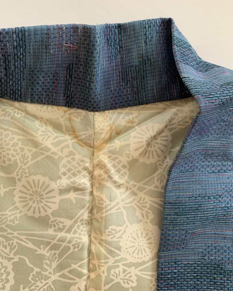 Lining of Blue Tsumugi Haori Kimono Jacket of Kimono zen brand, silk fabric with chrysanthemum pattern, etc.